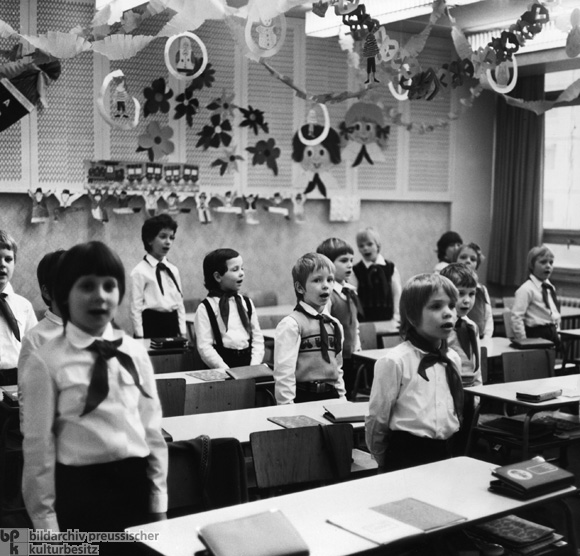 In der ersten Klasse einer Ost-Berliner Schule (1979)